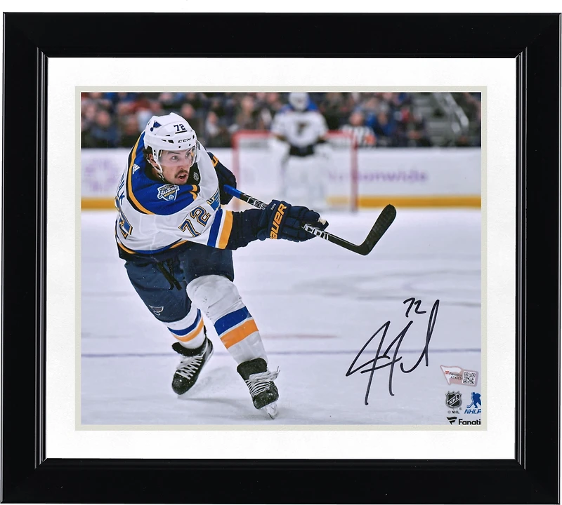 Photo de Justin Faulk, joueur des Blues de Saint-Louis, autographiée (8 x 10 pouces), prise lors d'un match en maillot blanc.
