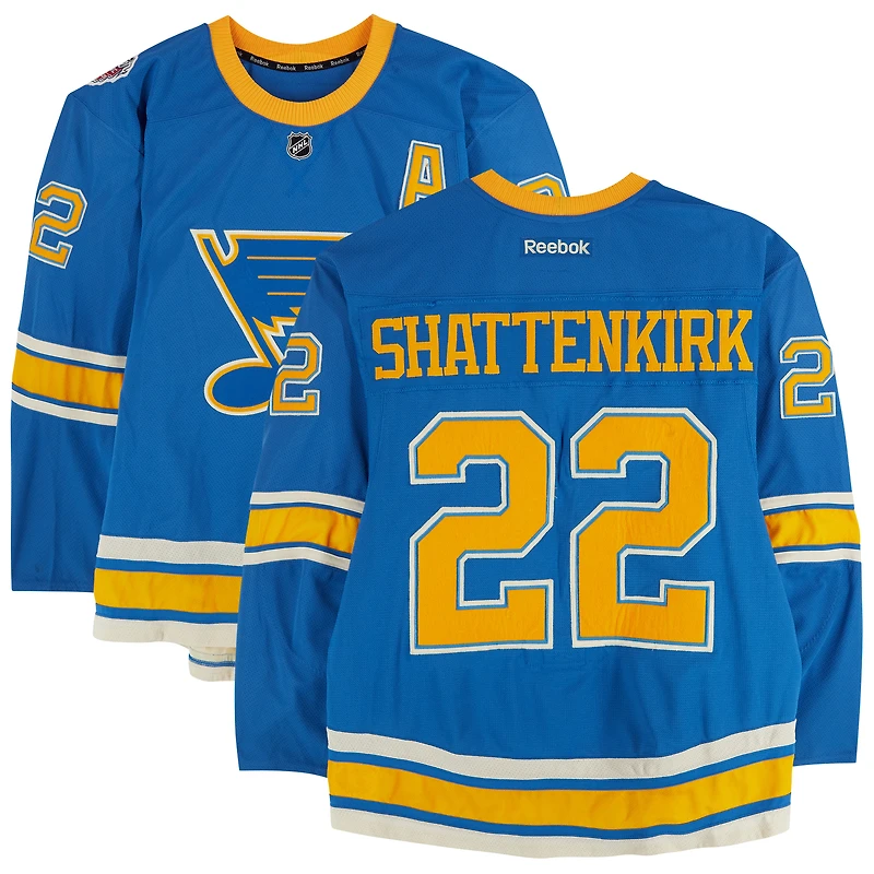 Maillot Reebok bleu n° 22 de Kevin Shattenkirk (Blues de St. Louis) porté à l'entraînement lors du match contre les Blackhawks de Chicago le 2 janvier 2017 - Classique hivernale de la LNH - Porté pendant l'échauffement