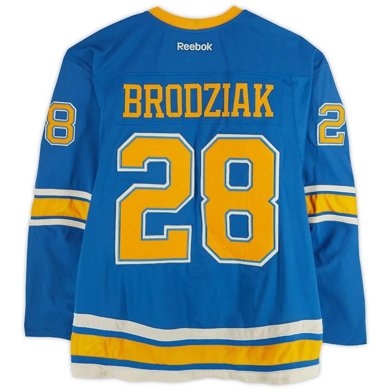 Maillot bleu Reebok n° 28 de Kyle Brodziak (Blues de St. Louis) porté à l'entraînement lors du match contre les Blackhawks de Chicago le 2 janvier 2017 - Classique hivernale de la LNH - Porté pendant l'échauffement