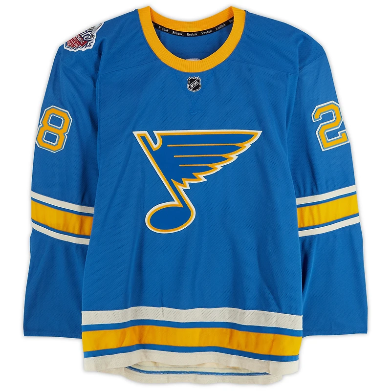Maillot bleu Reebok n° 28 de Kyle Brodziak (Blues de St. Louis) porté à l'entraînement lors du match contre les Blackhawks de Chicago le 2 janvier 2017 - Classique hivernale de la LNH - Porté pendant l'échauffement