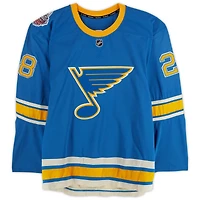 Maillot bleu Reebok n° 28 de Kyle Brodziak (Blues de St. Louis) porté à l'entraînement lors du match contre les Blackhawks de Chicago le 2 janvier 2017 - Classique hivernale de la LNH - Porté pendant l'échauffement
