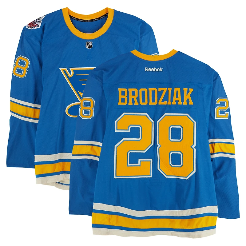 Maillot bleu Reebok n° 28 de Kyle Brodziak (Blues de St. Louis) porté à l'entraînement lors du match contre les Blackhawks de Chicago le 2 janvier 2017 - Classique hivernale de la LNH - Porté pendant l'échauffement