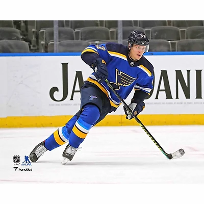 Maillot bleu non signé de Torey Krug des Blues St. Louis lors d'un match patinage contre les Sharks San Jose