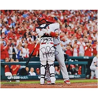 Photo dédicacée de 40 x 50 cm (16 x 20 pouces) d'Albert Pujols et Yadier Molina, joueurs des Cardinals de Saint-Louis.