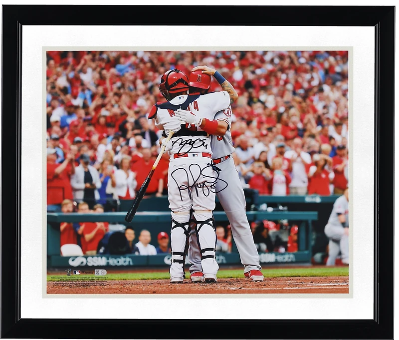 Photo dédicacée de 40 x 50 cm (16 x 20 pouces) d'Albert Pujols et Yadier Molina, joueurs des Cardinals de Saint-Louis.