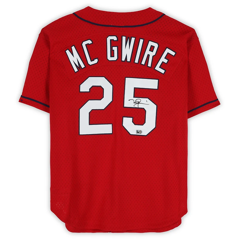 Maillot d'entraînement au bâton rouge Mitchell & Ness autographié par Mark McGwire des Cardinals de Saint-Louis