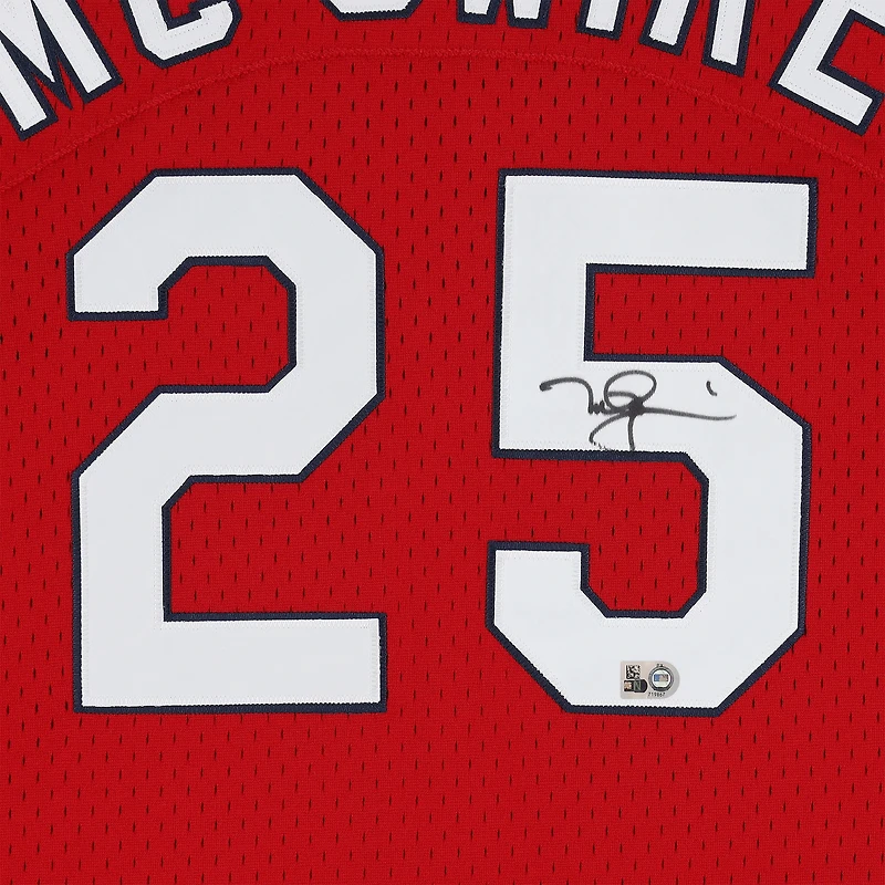 Maillot d'entraînement au bâton rouge Mitchell & Ness autographié par Mark McGwire des Cardinals de Saint-Louis