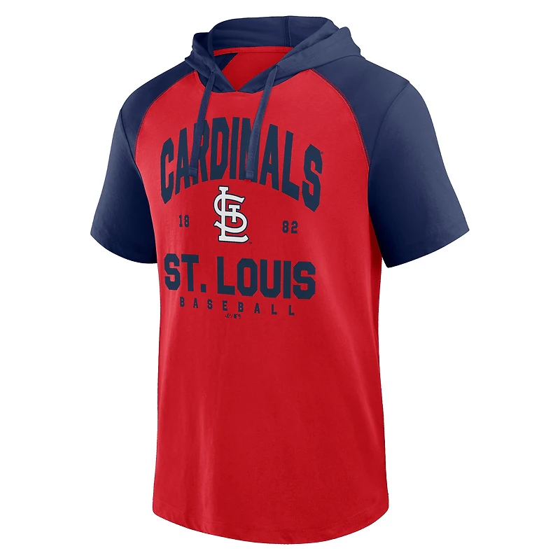 T-shirt à capuche et manches courtes raglan pour homme, logo rouge athlétique des Cardinals de Saint-Louis