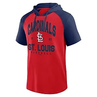 T-shirt à capuche et manches courtes raglan pour homme, logo rouge athlétique des Cardinals de Saint-Louis