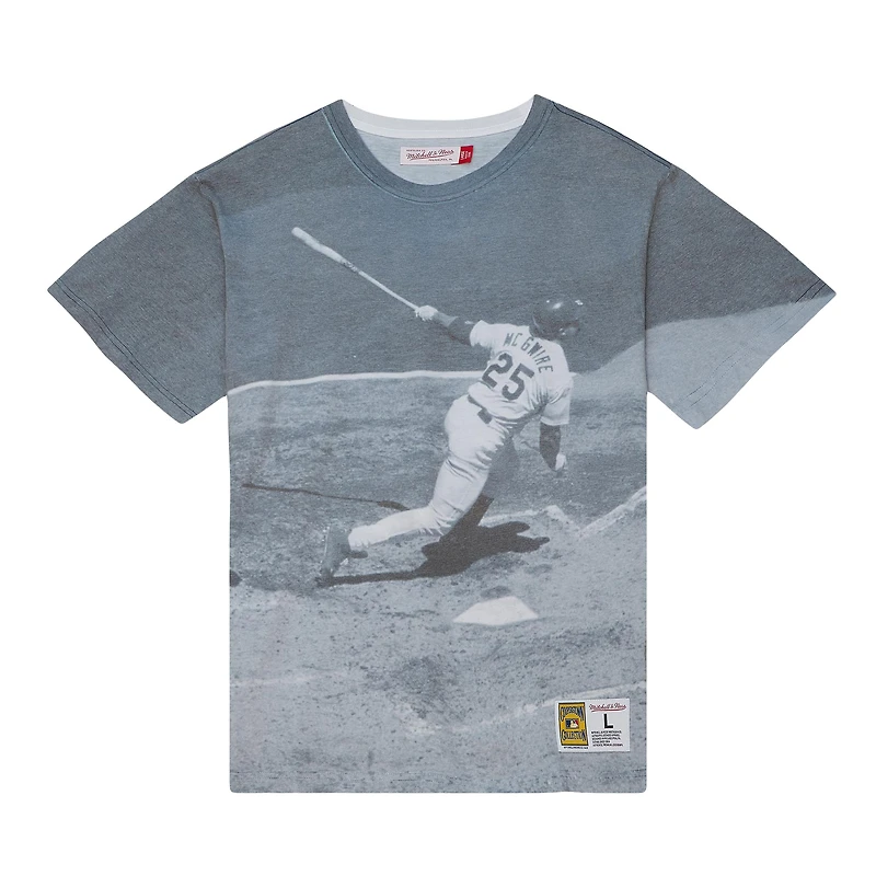 Mitchell & Ness Mark McGwire St. Louis Cardinals Cooperstown Collection Highlight T-shirt graphique de joueur sublimé pour hommes