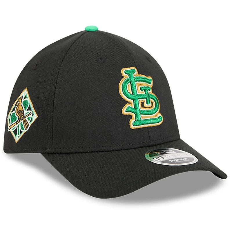 Casquette New Era Flex noire pour homme, modèle 39THIRTY, édition spéciale Saint-Patrick 2026 des Cardinals de Saint-Louis