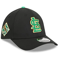Casquette New Era Flex noire pour homme, modèle 39THIRTY, édition spéciale Saint-Patrick 2026 des Cardinals de Saint-Louis
