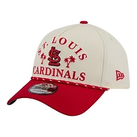 Casquette ajustable New Era crème pour homme, modèle St. Louis Cardinals, édition spéciale entraînement de printemps 2026, avec logo en A et monture en corde, modèle 9FORTY.