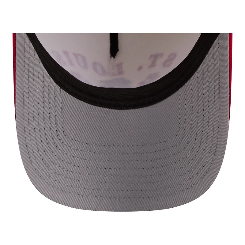 Casquette ajustable New Era crème pour homme, modèle St. Louis Cardinals, édition spéciale entraînement de printemps 2026, avec logo en A et monture en corde, modèle 9FORTY.
