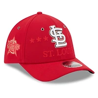 Casquette New Era rouge pour homme, modèle 39THIRTY Flex, édition spéciale match des étoiles de la MLB 2026 Cardinals Saint-Louis