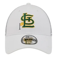 Casquette trucker ajustable New Era 9FORTY blanche à motif drapeau des Cardinals de Saint-Louis pour homme