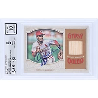Carte Topps GQ GU Relic 2016 autographiée par Ozzie Smith (St. Louis Cardinals) #GQR-OS, authentifiée Beckett Fanatics Witnessed (9/10).