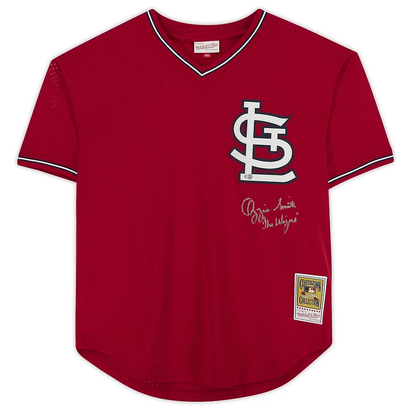 Maillot d'entraînement au bâton rouge Mitchell & Ness autographié par Ozzie Smith des Cardinals de Saint-Louis, avec l'inscription « Le Magicien » - Signature argentée sur le devant
