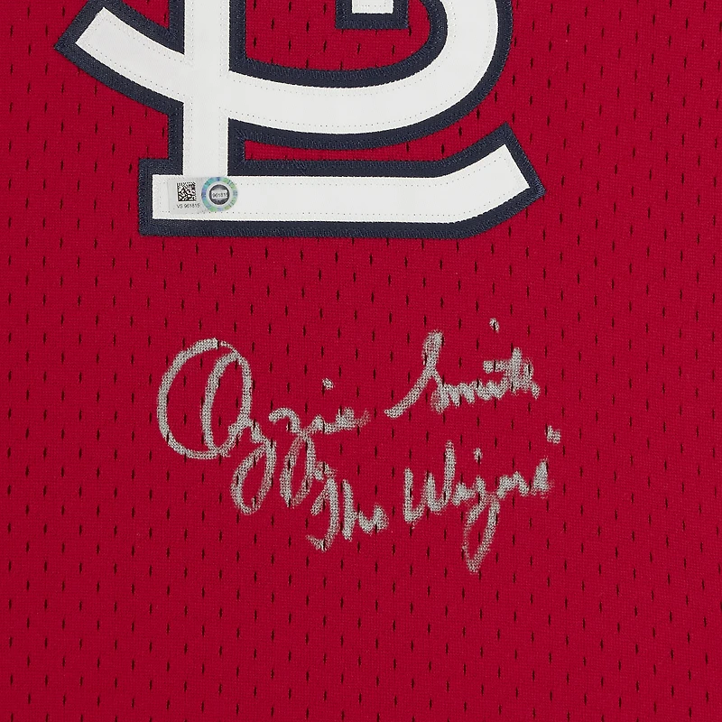 Maillot d'entraînement au bâton rouge Mitchell & Ness autographié par Ozzie Smith des Cardinals de Saint-Louis, avec l'inscription « Le Magicien » - Signature argentée sur le devant