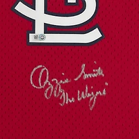 Maillot d'entraînement au bâton rouge Mitchell & Ness autographié par Ozzie Smith des Cardinals de Saint-Louis, avec l'inscription « Le Magicien » - Signature argentée sur le devant