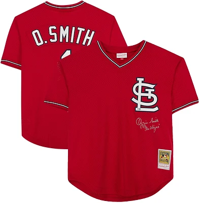 Maillot d'entraînement au bâton rouge Mitchell & Ness autographié par Ozzie Smith des Cardinals de Saint-Louis, avec l'inscription « Le Magicien » - Signature argentée sur le devant