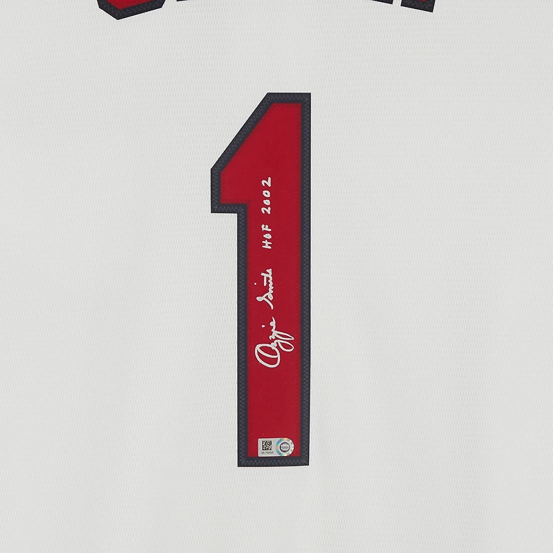 Maillot réplique blanc Nike Cooperstown Collection autographié par Ozzie Smith des Cardinals de Saint-Louis, avec inscription « HOF 2002 ».