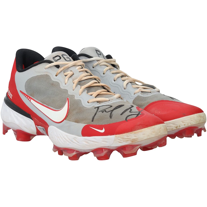 Crampons Nike gris et rouges autographiés par Paul Goldschmidt, portés en match par les Cardinals de Saint-Louis lors de la saison 2024 de la MLB.