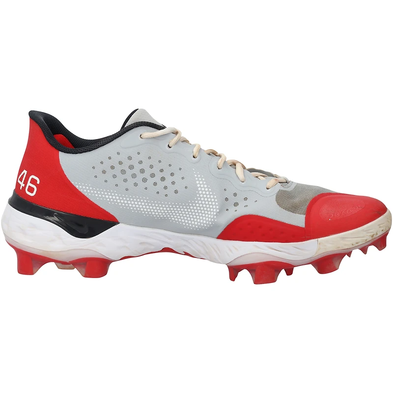Crampons Nike gris et rouges autographiés par Paul Goldschmidt, portés en match par les Cardinals de Saint-Louis lors de la saison 2024 de la MLB.
