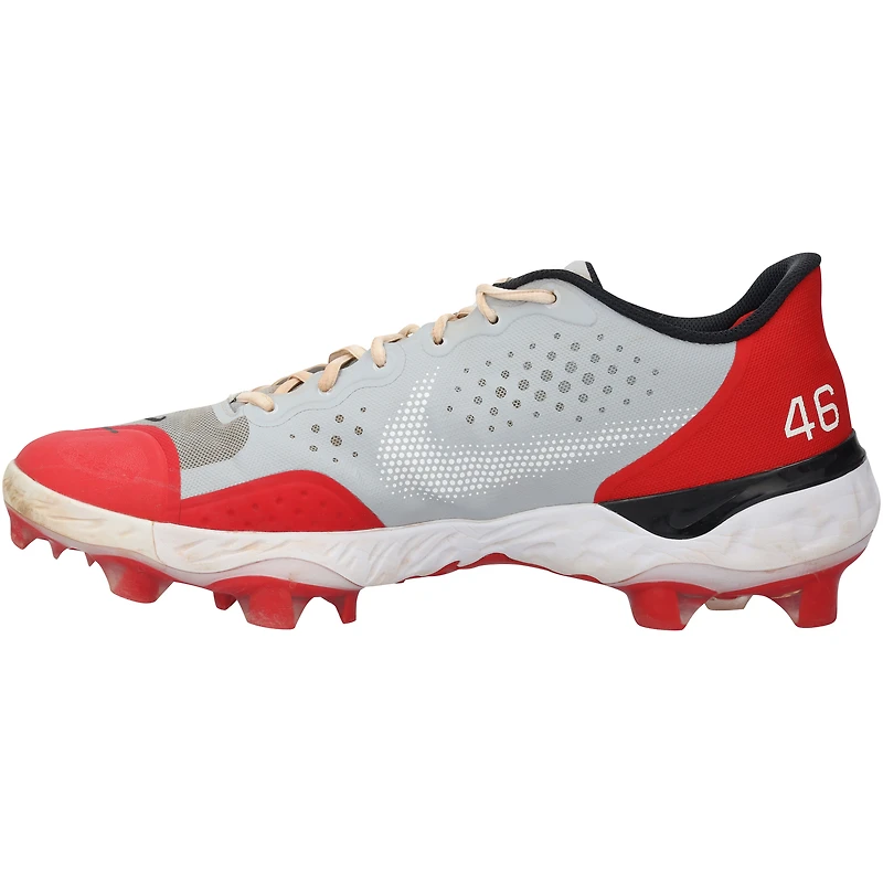 Crampons Nike gris et rouges autographiés par Paul Goldschmidt, portés en match par les Cardinals de Saint-Louis lors de la saison 2024 de la MLB.