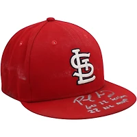 Casquette rouge autographiée par Paul Goldschmidt des Cardinals de St. Louis utilisée lors du match de la saison 2022 de la MLB avec plusieurs inscriptions
