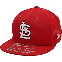 Casquette rouge autographiée par Paul Goldschmidt des Cardinals de St. Louis utilisée lors du match de la saison 2022 de la MLB avec plusieurs inscriptions