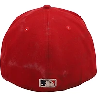 Casquette rouge autographiée par Paul Goldschmidt des Cardinals de St. Louis utilisée lors du match de la saison 2022 de la MLB avec plusieurs inscriptions