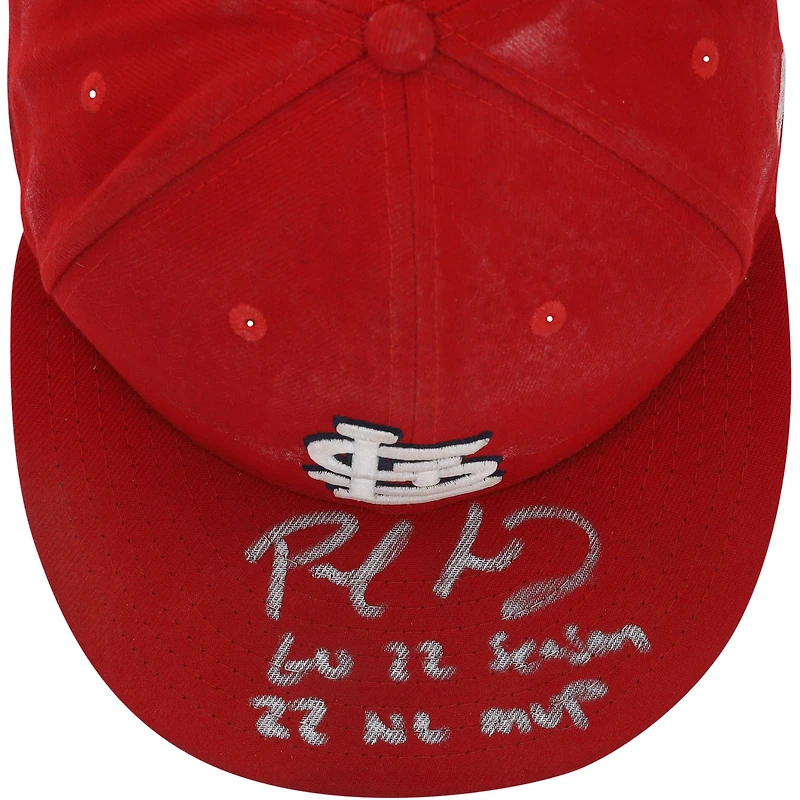 Casquette rouge autographiée par Paul Goldschmidt des Cardinals de St. Louis utilisée lors du match de la saison 2022 de la MLB avec plusieurs inscriptions