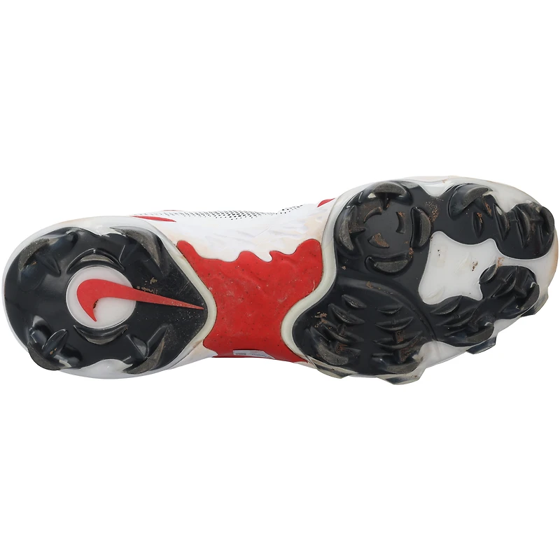 Crampons Nike blancs et rouges autographiés par Paul Goldschmidt, portés en match par les Cardinals de Saint-Louis lors de la saison 2024 de la MLB.