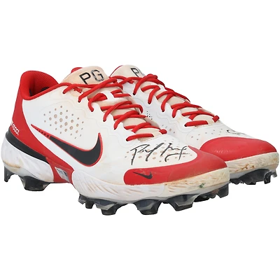 Crampons Nike blancs et rouges autographiés par Paul Goldschmidt, portés en match par les Cardinals de Saint-Louis lors de la saison 2024 de la MLB.