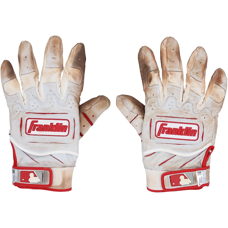 Gants de frappe blancs Franklin autographiés par Paul Goldschmidt (Cardinals de Saint-Louis), utilisés en match lors de la saison 2023 de la MLB - WN55913835-36