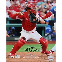 Photographie verticale autographiée de 20,3 x 25,4 cm de Willson Contreras des Cardinals de St. Louis