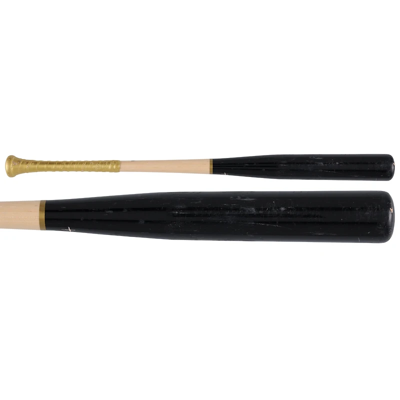 Bâton de baseball Louisville Slugger noir et beige autographié par Willson Contreras, utilisé lors d'un match des Cardinals de Saint-Louis pendant la saison 2025 de la MLB, avec inscription « Utilisé en match en 2025
