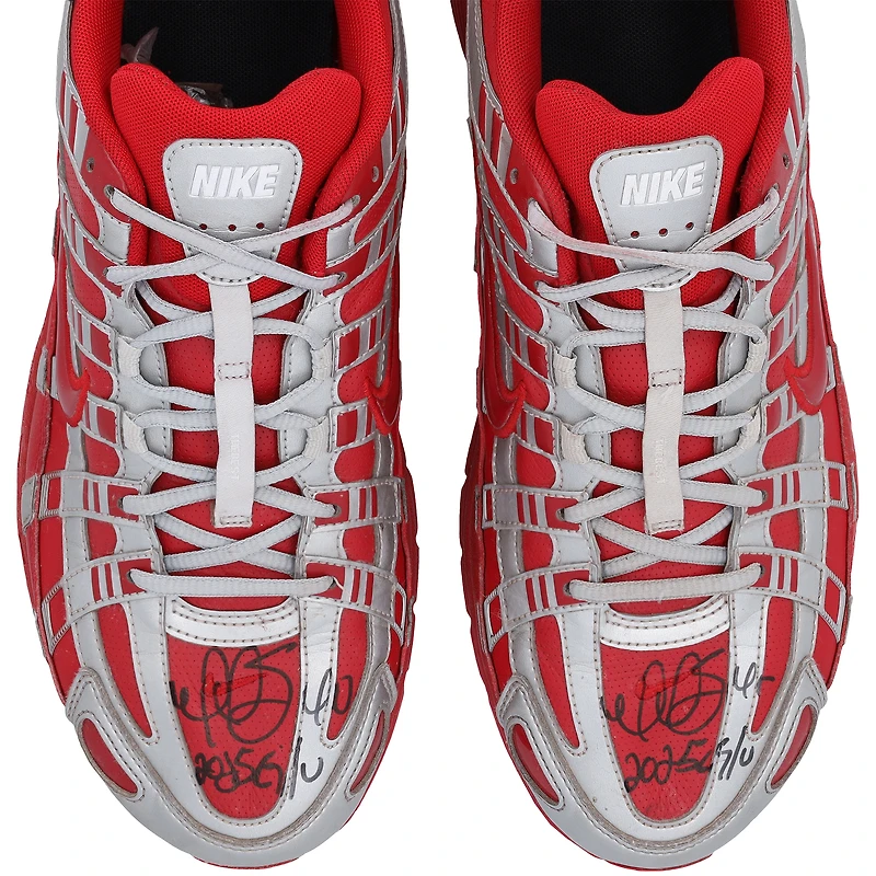 Crampons Nike gris et rouges portés en match par Willson Contreras (St. Louis Cardinals) lors de la saison 2025 de la MLB, avec inscription « Portés en match » - NF70443557-58