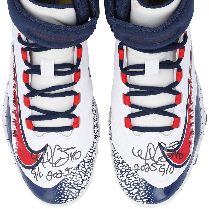 Crampons Nike blancs et bleu marine portés en match par Willson Contreras (St. Louis Cardinals) lors de la saison 2025 de la MLB, avec inscription « Portés en match » - NF70443547-48