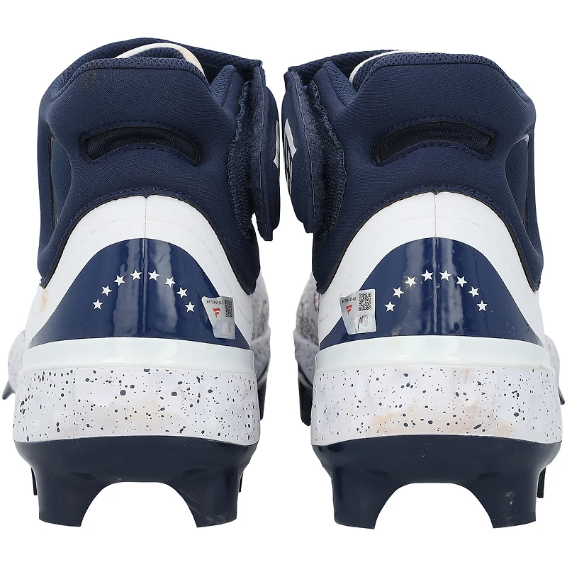 Crampons Nike blancs et bleu marine portés en match par Willson Contreras (St. Louis Cardinals) lors de la saison 2025 de la MLB, avec inscription « Portés en match » - NF70443547-48
