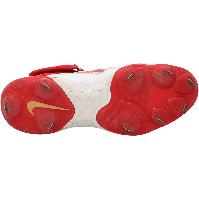 Crampons Nike blancs et rouges portés en match par Willson Contreras (St. Louis Cardinals) lors de la saison 2025 de la MLB, avec inscription « Portés en match