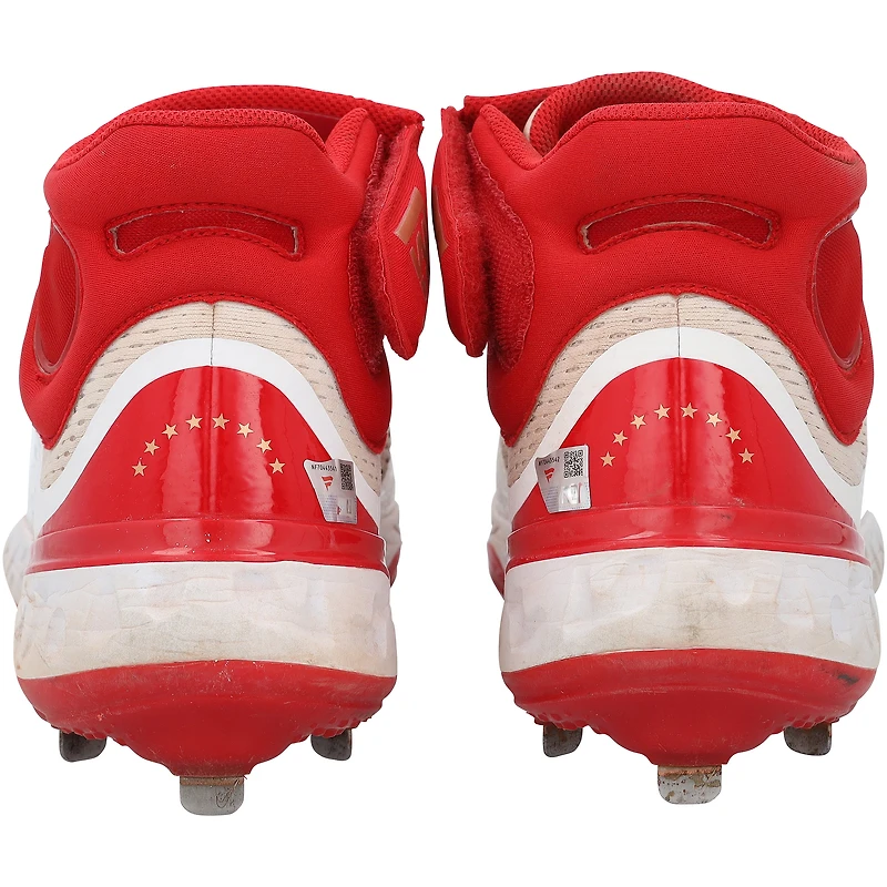 Crampons Nike blancs et rouges portés en match par Willson Contreras (St. Louis Cardinals) lors de la saison 2025 de la MLB, avec inscription « Portés en match