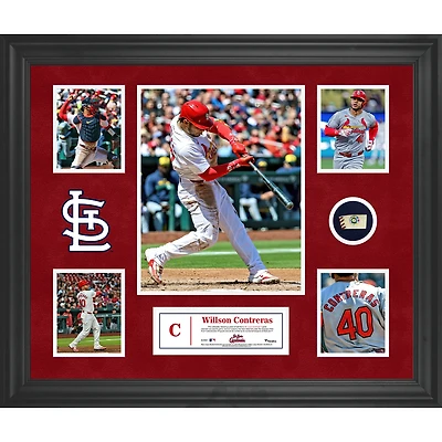 Collage encadré de 5 photos de Willson Contreras des Cardinals de St. Louis avec un morceau de ballon utilisé lors du match