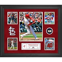 Collage encadré de 5 photos de Willson Contreras des Cardinals de St. Louis avec un morceau de ballon utilisé lors du match
