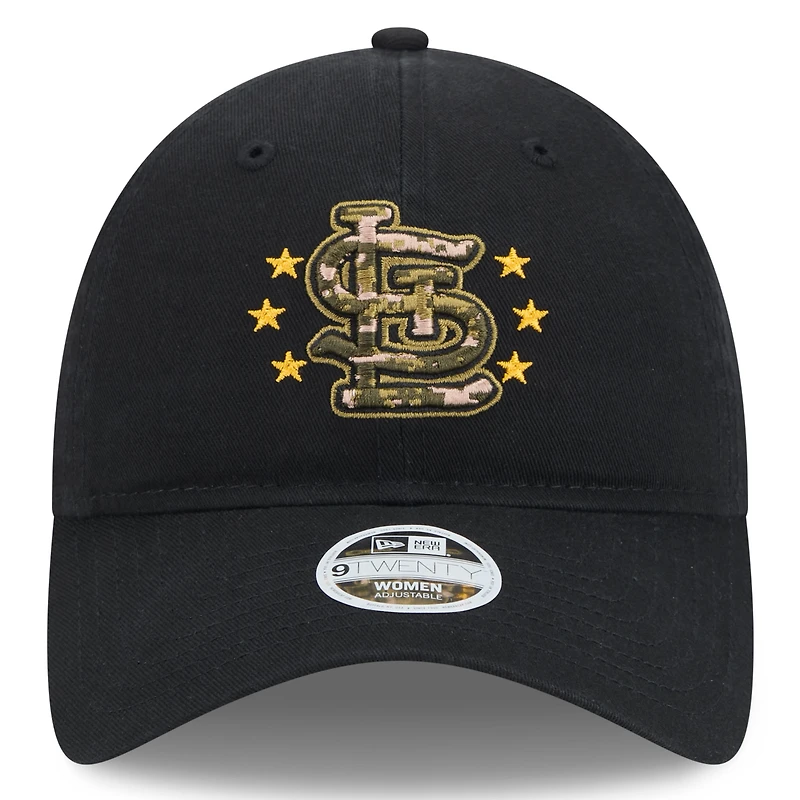 Casquette réglable 9TWENTY pour la Journée des Forces armées 2024 New Era noire des Cardinals de Saint-Louis pour femme
