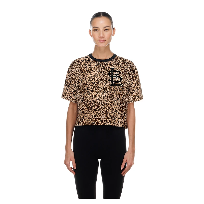 T-shirt court New Era marron pour femme, motif léopard, à l'effigie des Cardinals de Saint-Louis