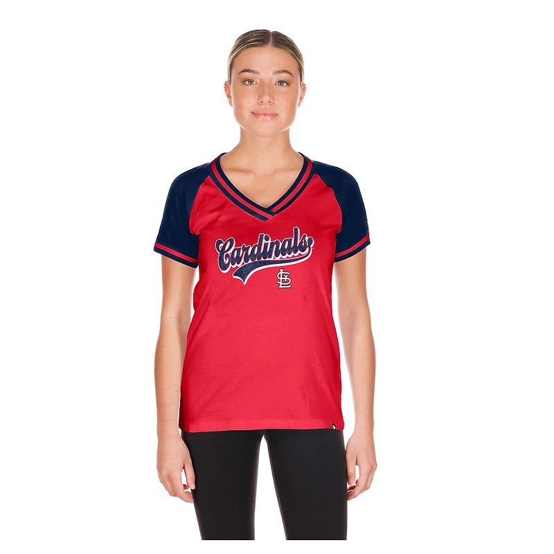 T-shirt à col en V rouge New Era pour femmes, motif Cardinals de Saint-Louis, idéal les jours match.