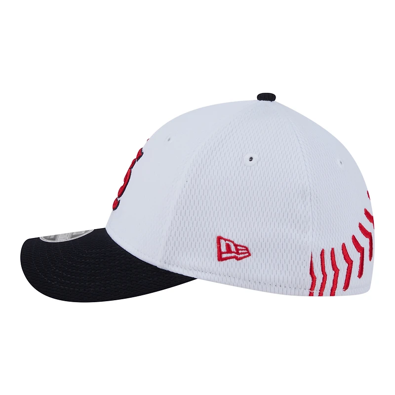 Casquette New Era Flex blanche et rouge pour jeunes des Cardinals de Saint-Louis (modèle 39THIRTY M-Crown).