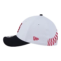 Casquette New Era Flex blanche et rouge pour jeunes des Cardinals de Saint-Louis (modèle 39THIRTY M-Crown).